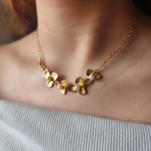 Colar Floral Dourado Minimalista